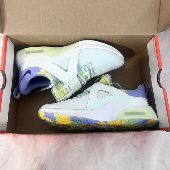 Nike Women's Air Max Bella TR 5 Shoes - Picture 9 of 11